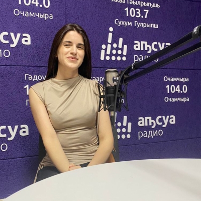 Директор языковой школы Лолита Ардзынба рассказала в передаче «Асас»на Абхазском радио о старте летнего лагеря и о том, как с пользой и интересом занять школьника летом.