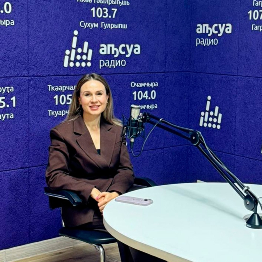 «Аԥсуа бызшәа аиқәырхара азҵаараҿы акыр аҵанакуеит ахәыҷы абыжьқәа еилирго, ацәажәара иҽазирхио даныҟала инаркны абызшәа агәыбылра иркра. Уи аҟны ицхыраагӡоуп хатәы бызшәала ицәажәо ахәмаргақәагьы»,- ҳәа лыԥхьаӡоит «Apsua Toy» аԥҵаҩы Сабина Кетиа.