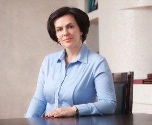 Адырраҭа «Аамҭеи ауаҩи»  далахәуп  Аԥсны асахьаҭыхыҩцҩа Реидгыла ацәыргақәҵатә зал хада аиҳабы  Ельвира Арсалыиаԥҳа.