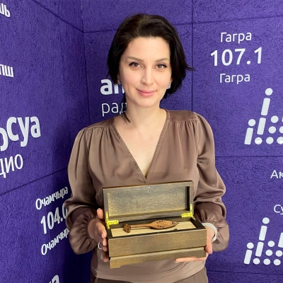 Сария Ахба в передаче «Асас» в студии Абхазского радио рассказала о создании миниатюрных национальных инструментов и ближайших профессиональных планах .