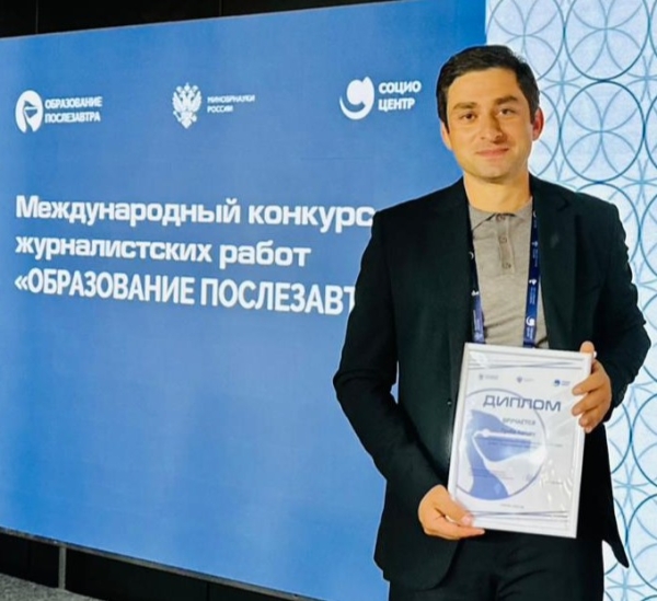 Ажурналисттә усумҭақәа &laquo;Аҵарадырра уаҵәашьҭахь&raquo; захьӡу Жәларбжьаратәи аицлабра даноминантхеит Аԥсуа радио аиҳабы, ажурналист Адгәыр Гәынба. Иара еиҭеиҳәеит иусумҭа зызкыз.