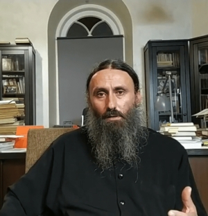 Архимандрит Дараҭ (Дбар) Аԥсуа радио аефир аҟны еиҭеиҳәеит Афонҿыцтәи амонастыр аҟны убасгьы Анхәатәи аскит аҟны имҩаԥысуа аиҭашьықәыргыларатә усурақәа ртәы.