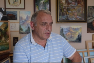 Адырраҭара «Аамҭеи ауаҩи» далахәуп аибашьра аветеран, Аҳәынҭқарратә премиа «Аибашьра амшынҵа» алауриат, асахьаҭыхҩы ҟаза Гарри Дочиа.
